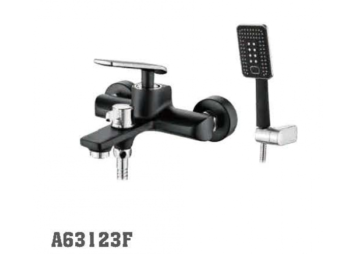 Смеситель для ванны Accoona 63123F 35мм короткий нос ЧЕРНЫЙ+ХРОМ